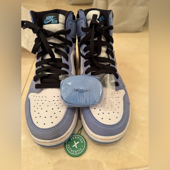 Jordan  Retro High OG University Blue - Picture 2 of 15